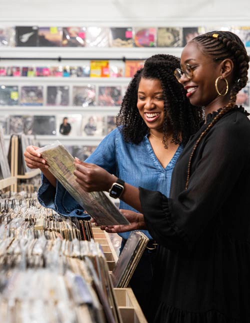 Dos mujeres comprando en una tienda de discos