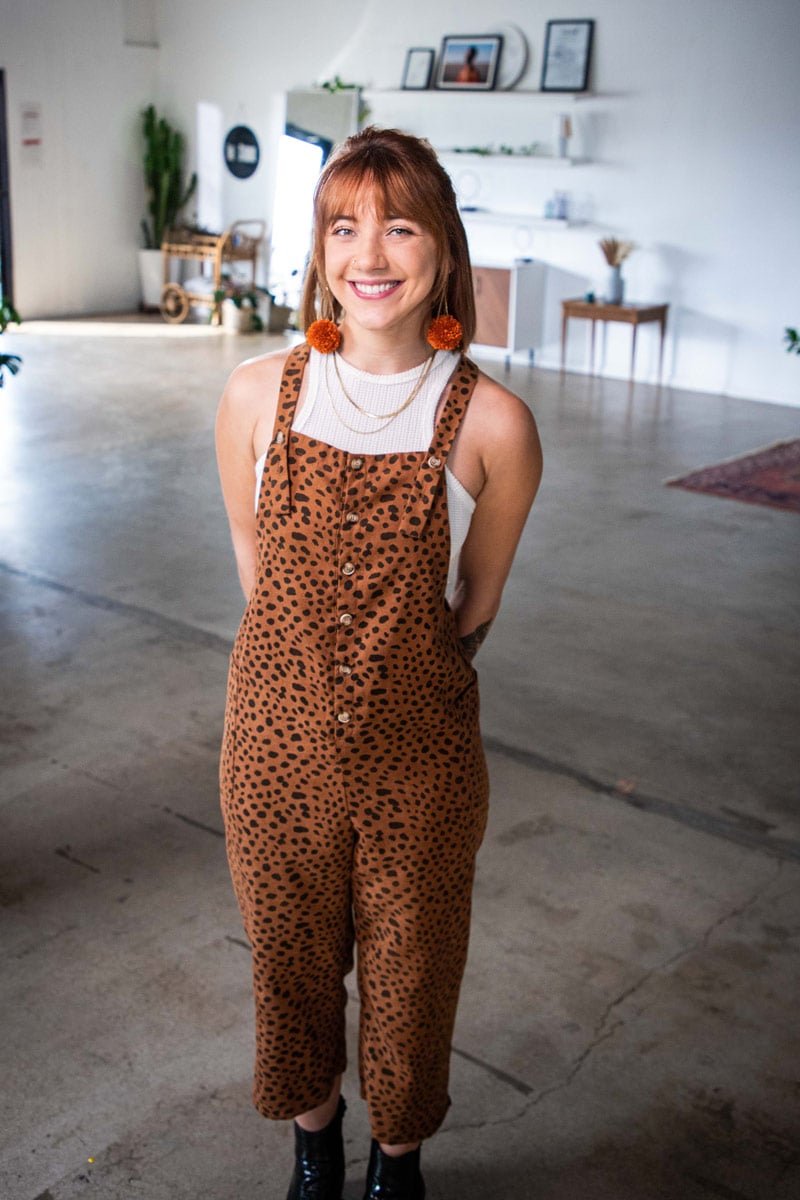 Mujer de pie en el estudio